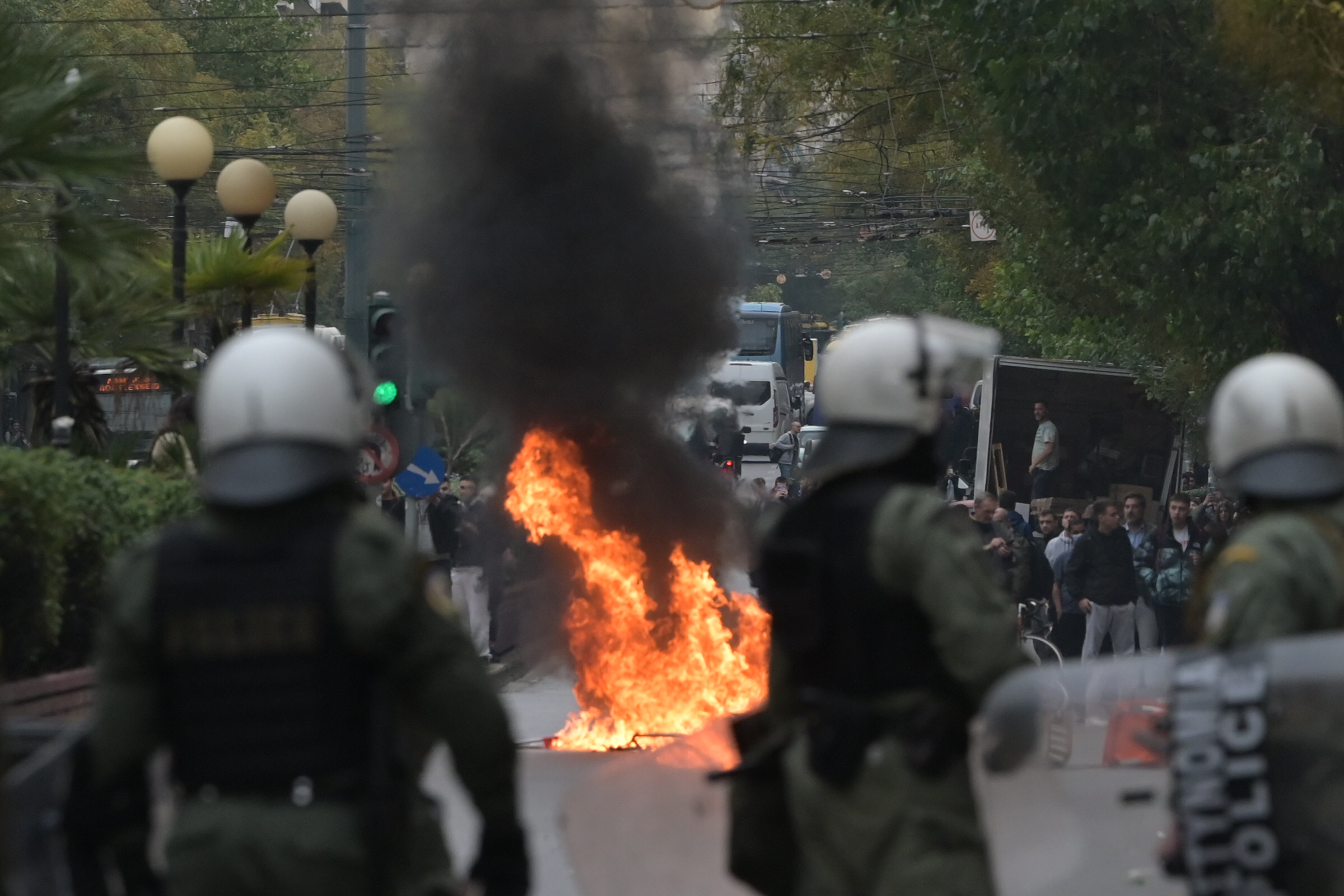 Υπό κατάληψη η Νομική Σχολή Αθηνών – Προσήχθησαν 32 άτομα