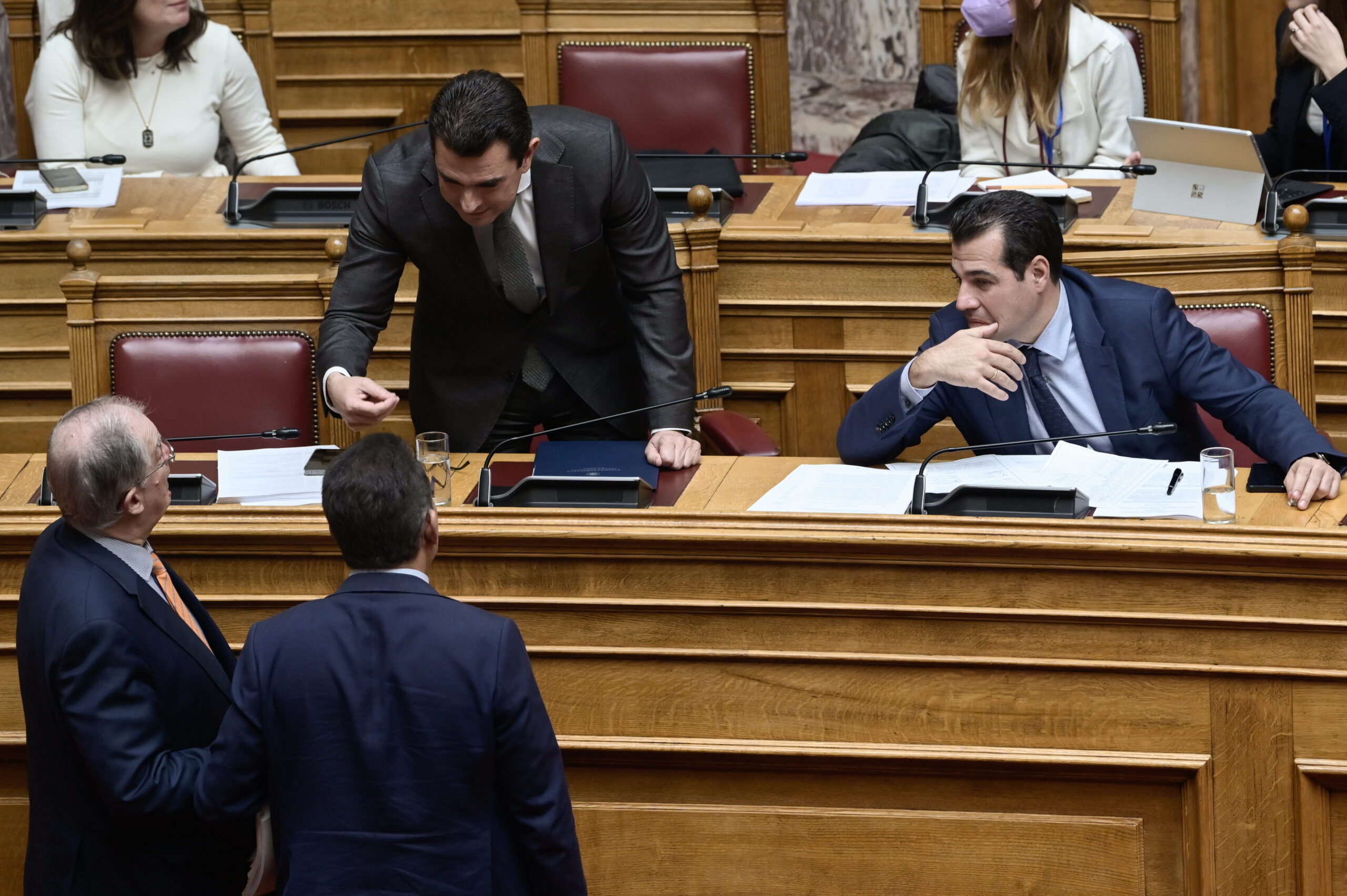 Γαλάζιο αντάρτικο κατά Σκρέκα για τις πολεοδομικές άδειες – Ο Πλεύρης τους έλεγε να βγουν από την αίθουσα