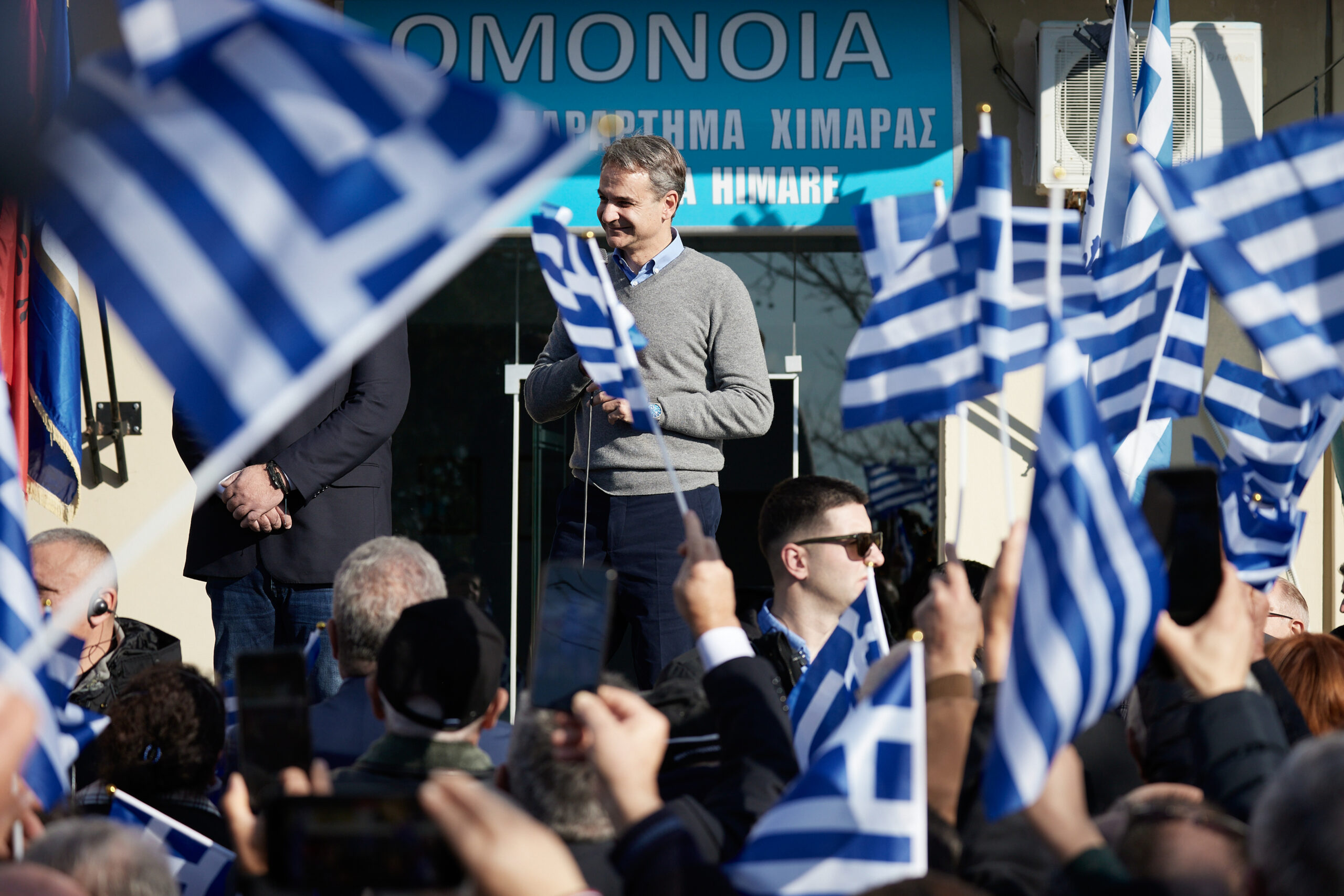 Θερμή υποδοχή του Έλληνα πρωθυπουργού στη Χειμάρρα από τους κατοίκους – Ζωντανή εικόνα