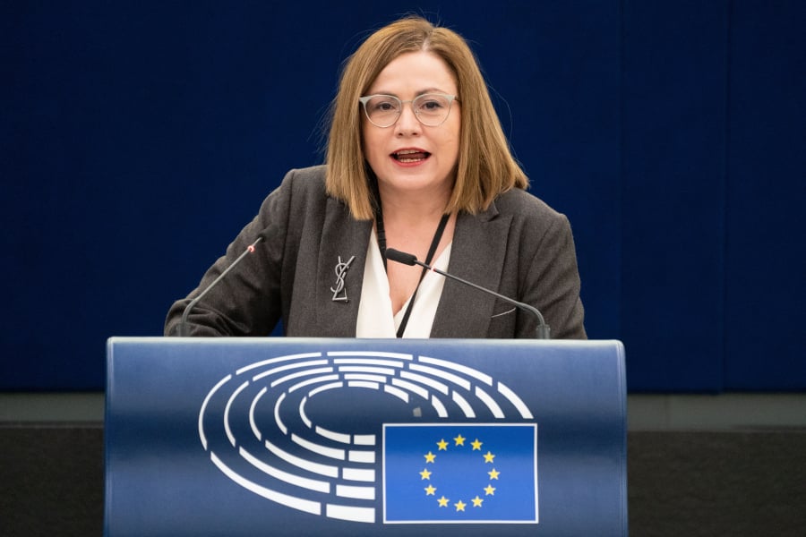 Μαρία Σπυράκη: Κατέθεσε 21.240 ευρώ στο ευρωπαϊκό κοινοβούλιο και έστειλε εξώδικο στον συνεργάτη της