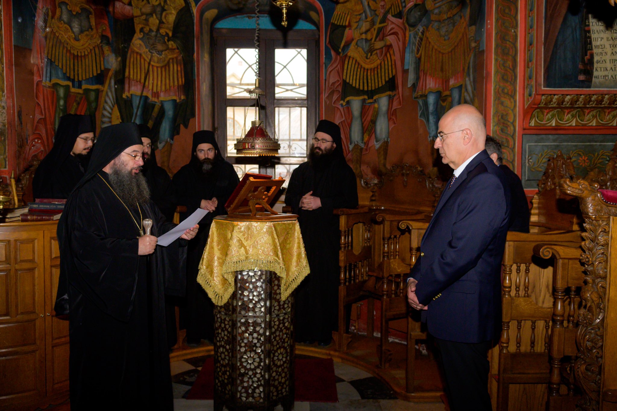Επεισόδιο ορθοστατικής υπότασης είχε ο Νίκος Δένδιας στο Άγιο Όρος