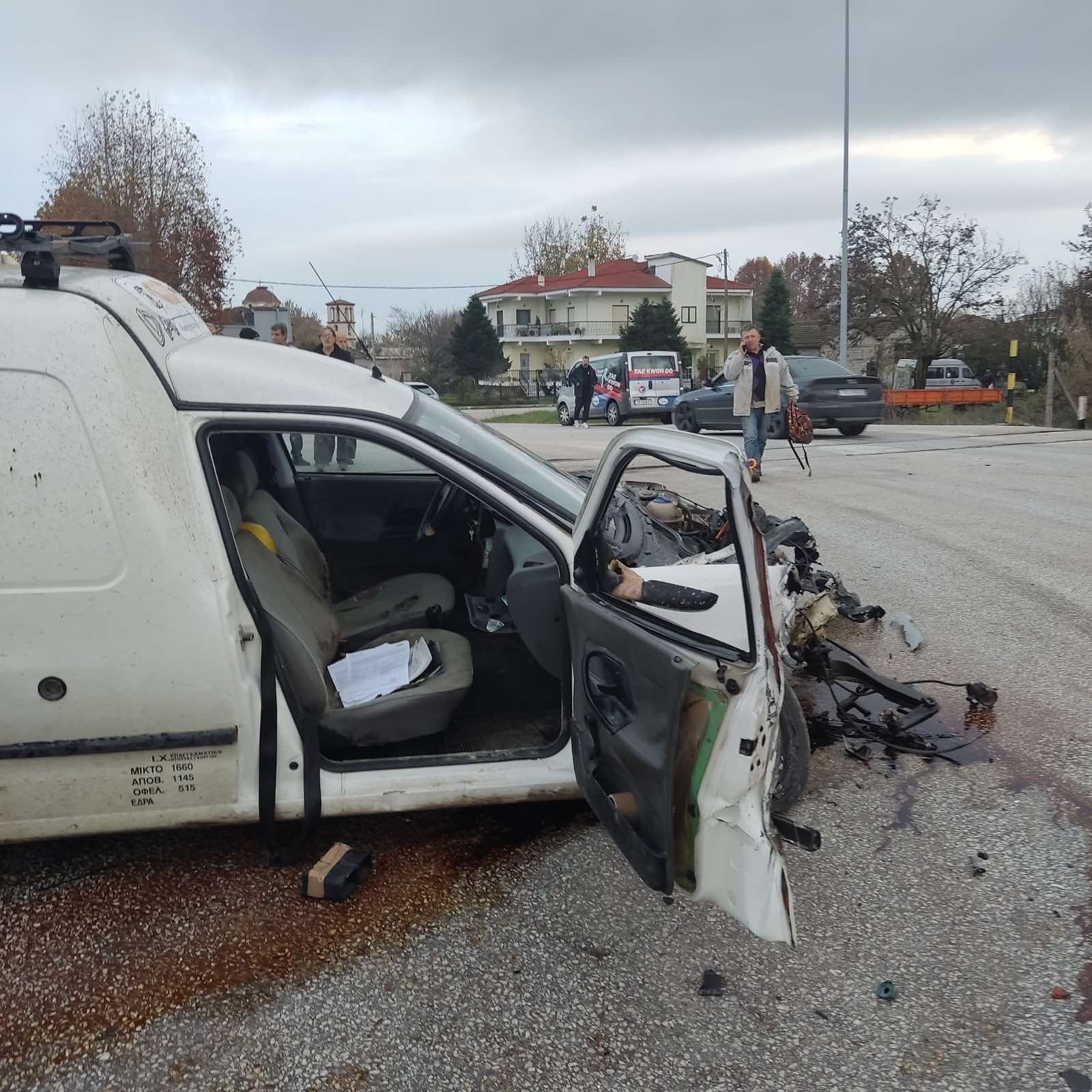 Τρίκαλα: Αυτοκίνητο παρασύρθηκε από συρμό τρένου