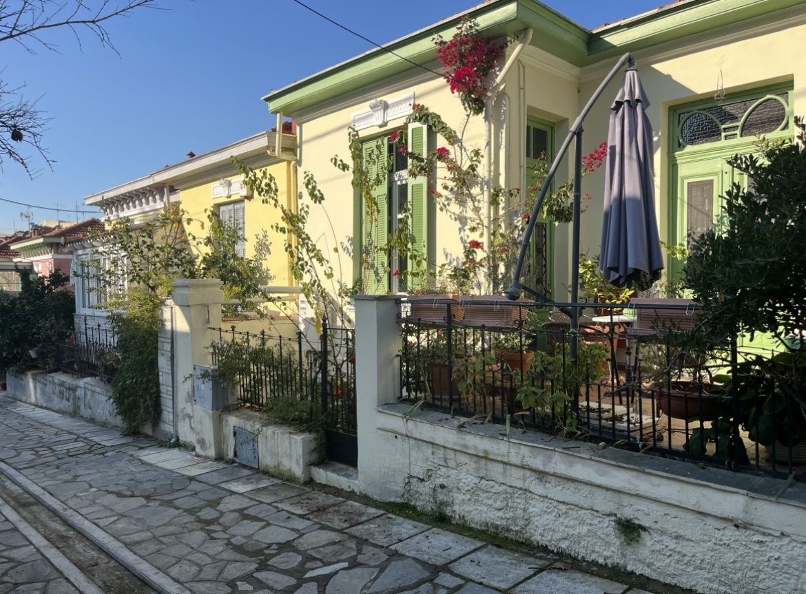 Συνοικία Ουζιέλ: Η άγνωστη γειτονιά μέσα στη Θεσσαλονίκη που ζει στη δική της δεκαετία (ΦΩΤΟ & ΒΙΝΤΕΟ)