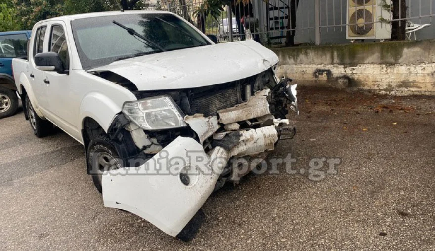 Λαμία: Αυτοκίνητο εξετράπη της πορείας του και «καρφώθηκε» σε μάντρα σπιτιού