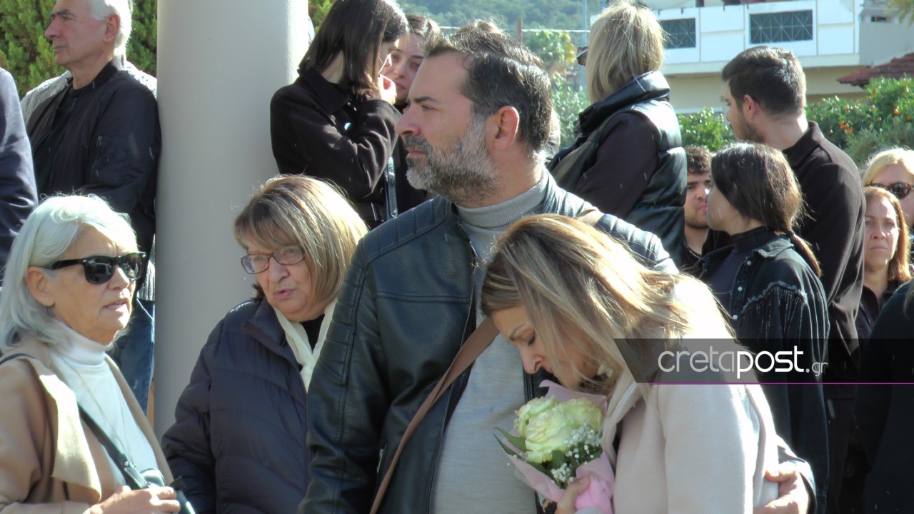 Ανείπωτη θλίψη στην κηδεία της Έμμας: Απαρηγόρητοι οι γονείς στο τελευταίο «αντίο»