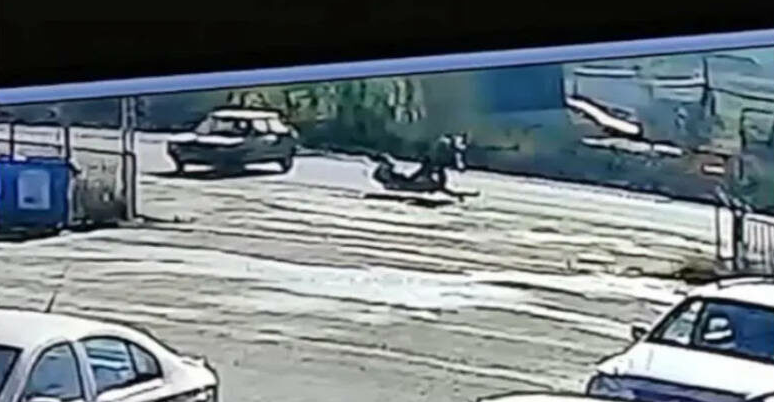Τρίκαλα: Σοκαριστικό βίντεο από τροχαίο με εγκατάλειψη – Εκσφενδονίστηκε μοτοσικλετιστής