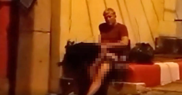 Τουρίστας συνευρέθηκε ερωτικά με ιερόδουλη σε πολυσύχναστο δρόμο στην Ταϊλάνδη – Τον αναζητά η αστυνομία (ΒΙΝΤΕΟ)