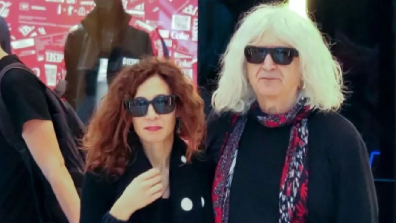 Νίκος Καρβέλας – Έλενα Φερεντίνου: Το πρώτο στιγμιότυπο με τον γιο τους