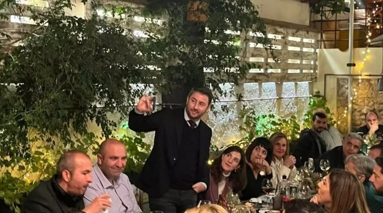 Viral τραγούδι για τις υποκλοπές στο δείπνο Ανδρουλάκη στο Ρέθυμνο: «Μitsotakis leave PASOK alone…» (vid)