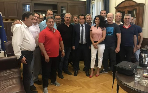 Βαξεβάνης προς Πλεύρη: «Βλέπω αποτσίγαρα στο Υπουργείο σου» – «Το λες και ερευνητική δημοσιογραφία», απαντά ο υπουργός
