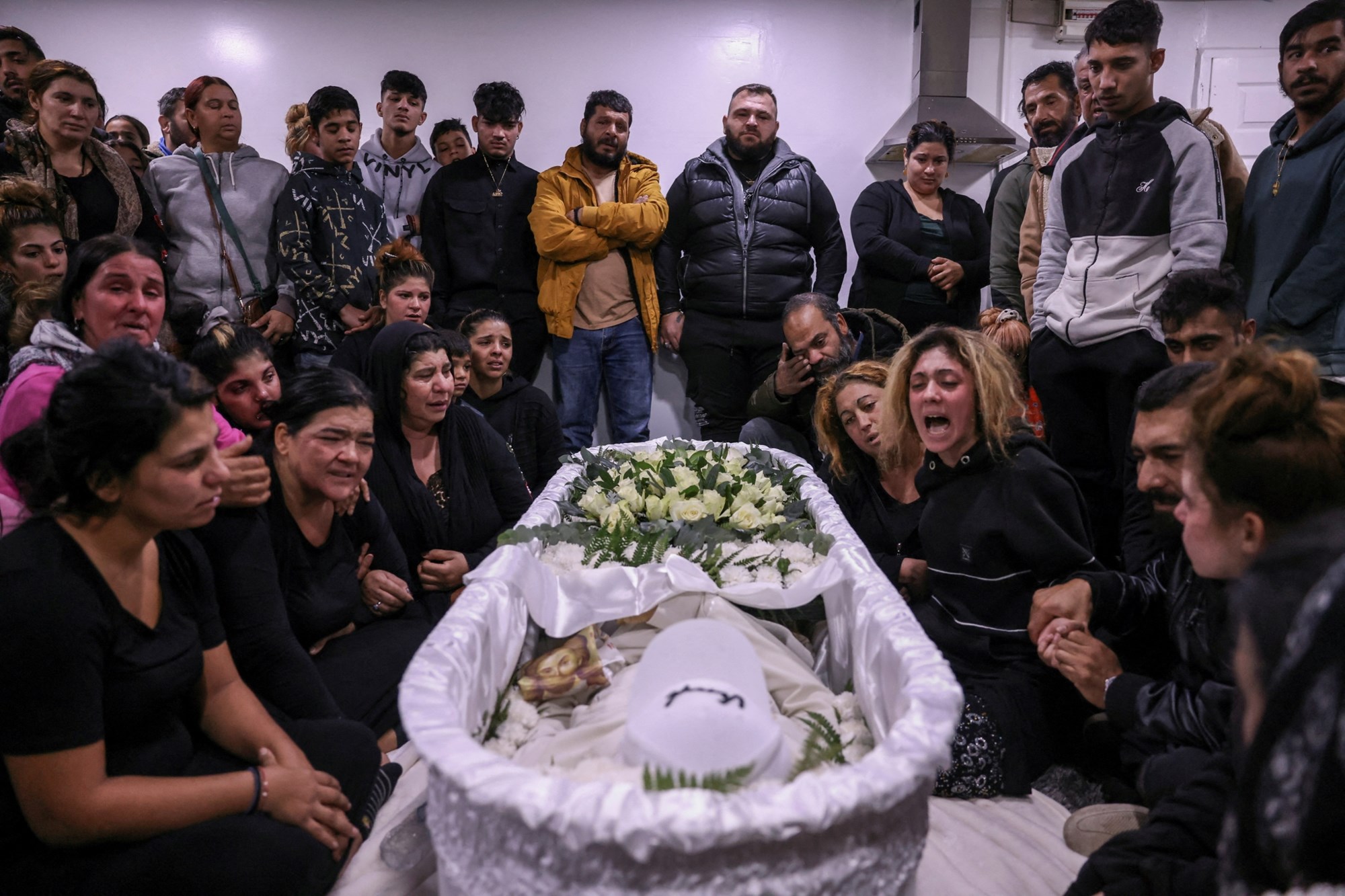 Θεσσαλονίκη: Συγκλονιστικές εικόνες του Reuters – Οι Ρομά θρηνούν τον 16χρονο