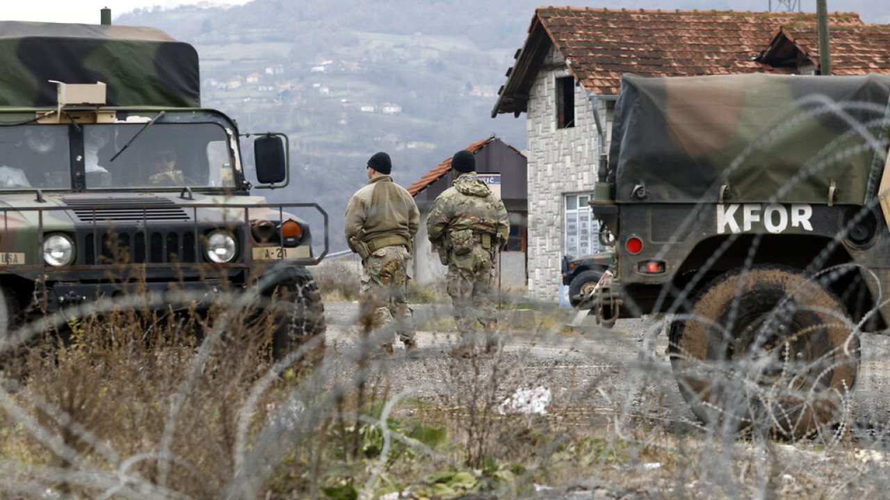 Κόσοβο: Πυροβολισμοί στη Μιτρόβιτσα – Ο Σέρβος Αρχηγός των ενόπλων δυνάμεων μετέβη στα σύνορα