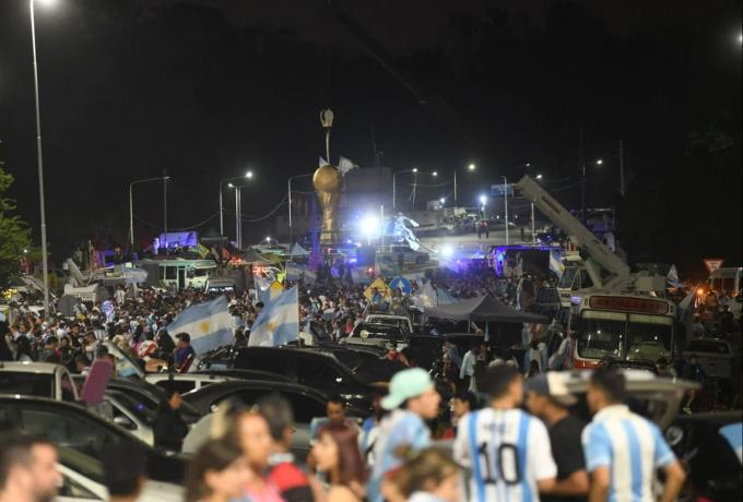 Live: Πανικός στο αεροδρόμιο της Αργεντινής για την υποδοχή του Μέσι και της παρέας του