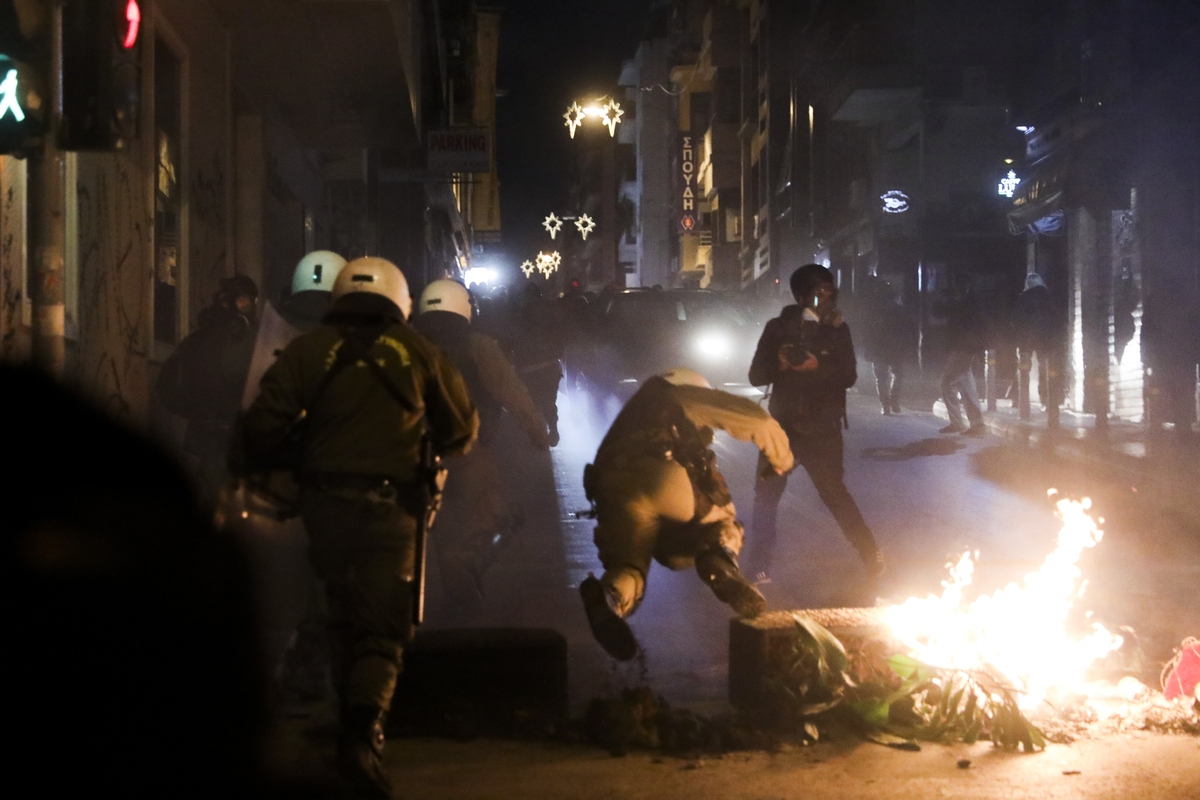 Αττική: Επεισόδια έξω από την Πανεπιστημιούπολη – Ένας αστυνομικός τραυματίας