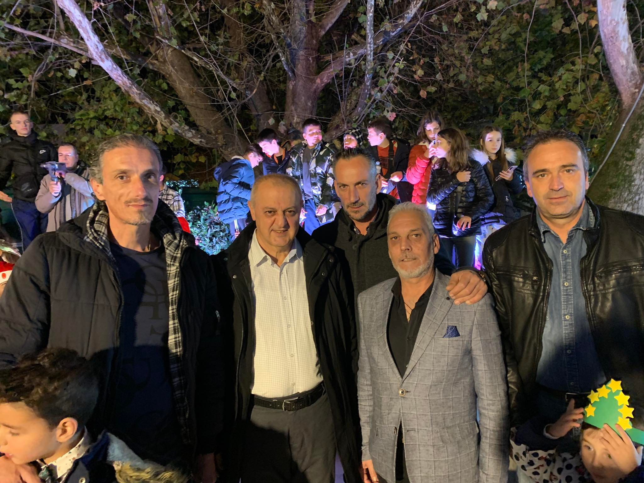 Μύρισε Χριστούγεννα στον Λαγκαδά – Γιορτινή φωταγώγηση του δέντρου στην πλατεία (pics)
