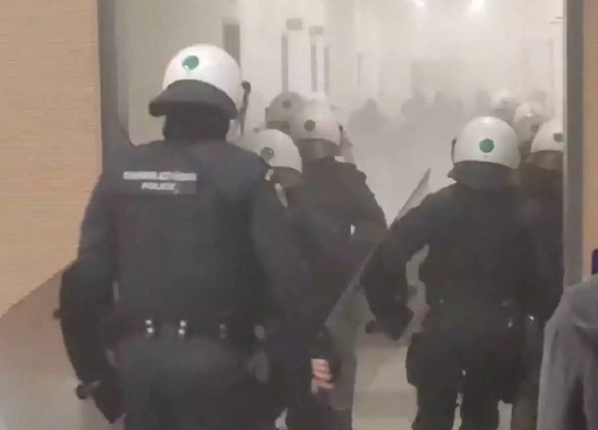 Ηλιούπολη: Ένοχος για trafficking, αθώος για τον βιασμό της 19χρονης ο αστυνομικός – Επεισόδια και δακρυγόνα στο δικαστήριο (vid)