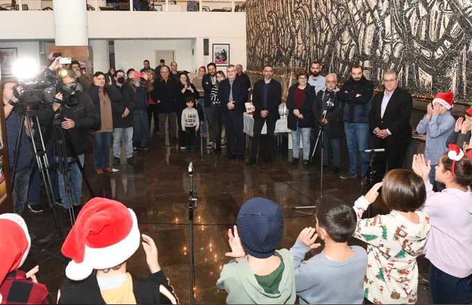 Τα χριστουγεννιάτικα κάλαντα άκουσε ο Δημήτρης Κουτσούμπας στον Περισσό
