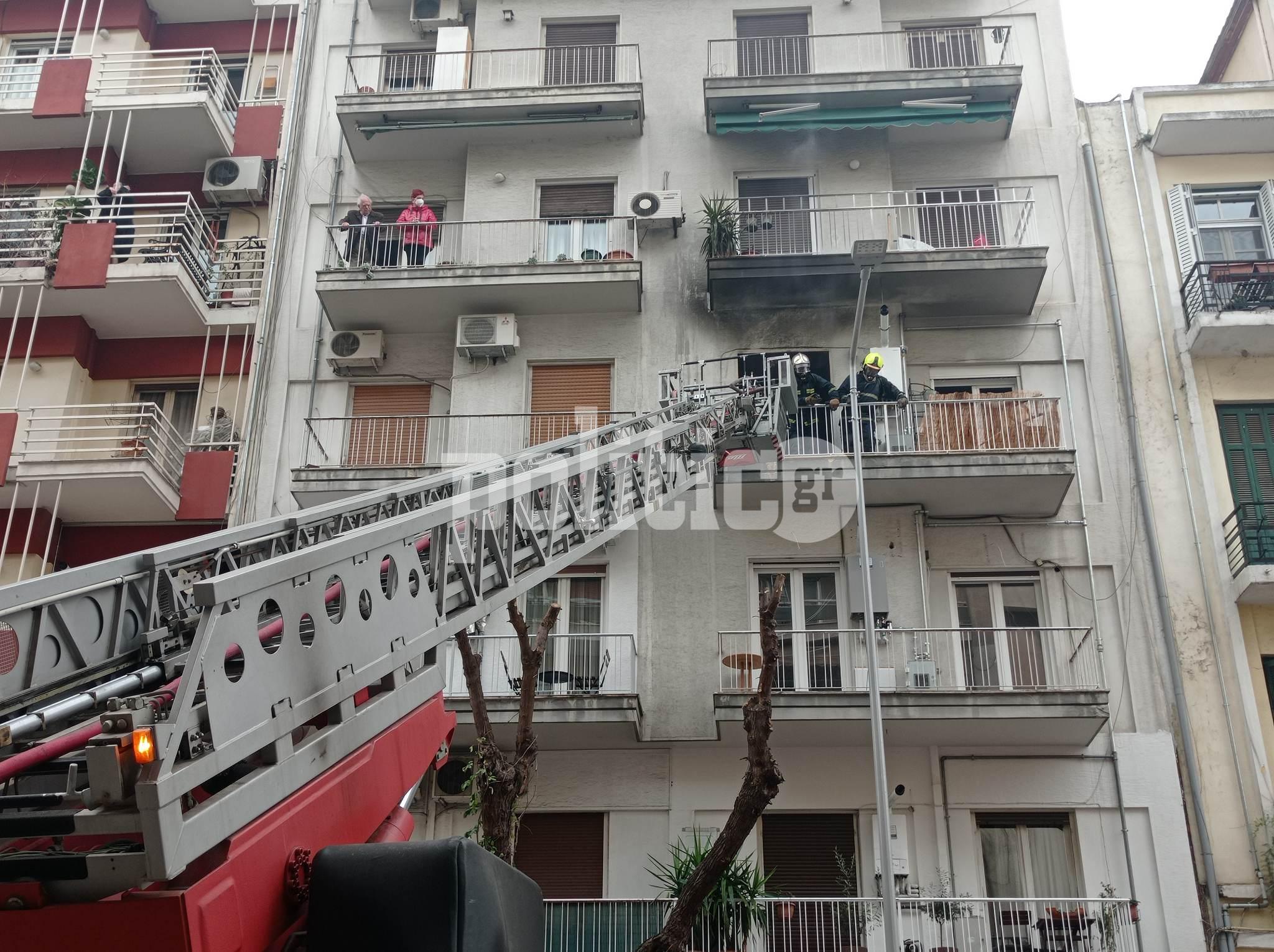 Θεσσαλονίκη: Απεγκλωβίστηκαν δύο άτομα μετά από φωτιά σε διαμέρισμα στη Διοικητηρίου (pics & vids)