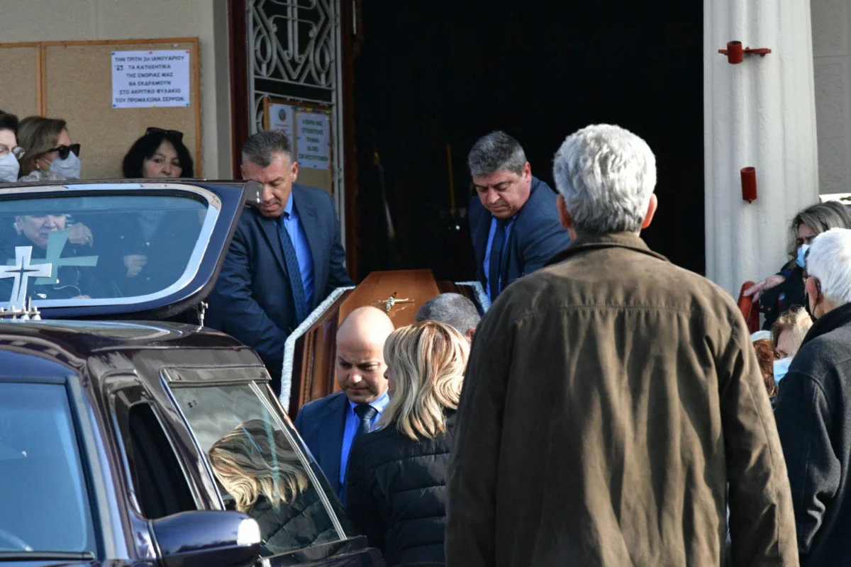 Λάρισα: Πραγματοποιήθηκε η κηδεία του 53χρονου που έχασε τη ζωή του στο Βουκουρέστι – Τραγικές φιγούρες τα μέλη της οικογένειάς του