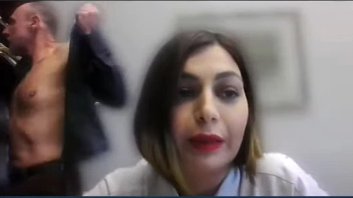 Κλέων Γρηγοριάδης: Πώς σχολίασαν τα social media το «στριπτίζ» εν μέσω τηλεδιάσκεψης