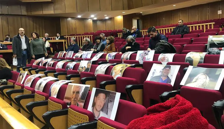 Δίκη για το Μάτι: Γέμισε με φωτογραφίες των θυμάτων της πυρκαγιάς η αίθουσα – Η αντίδραση της προέδρου