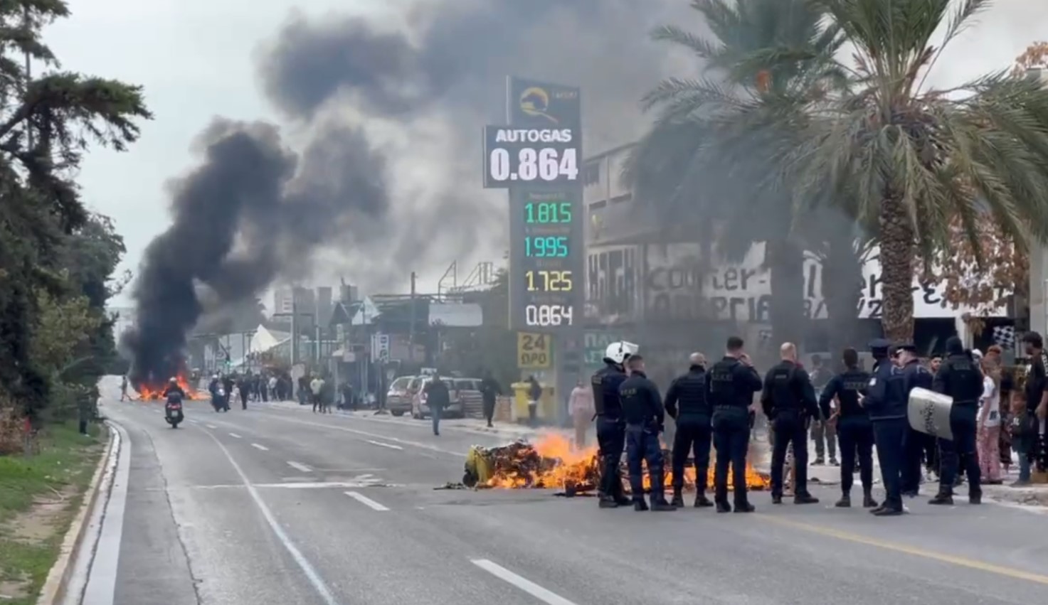 Κλειστή η Μεσογείων: Επεισόδια με Ρομά στο Νομισματοκοπείο – Φωτιά σε κάδους