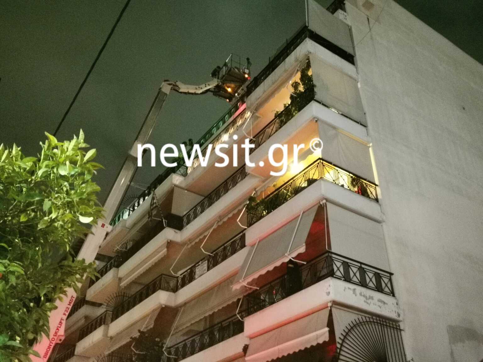 Πειραιάς: Πυρκαγιά σε πολυκατοικία – Απεγκλωβίστηκαν από την ταράτσα οι ένοικοι
