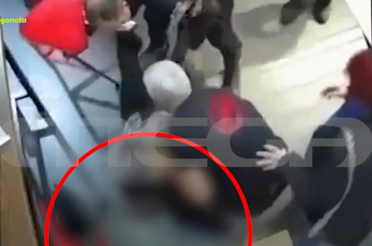 Κοζάνη: Βίντεο από τον παραλίγο πνιγμό γυναίκας με σουβλάκι – Η σωτήρια επέμβαση αστυνομικού