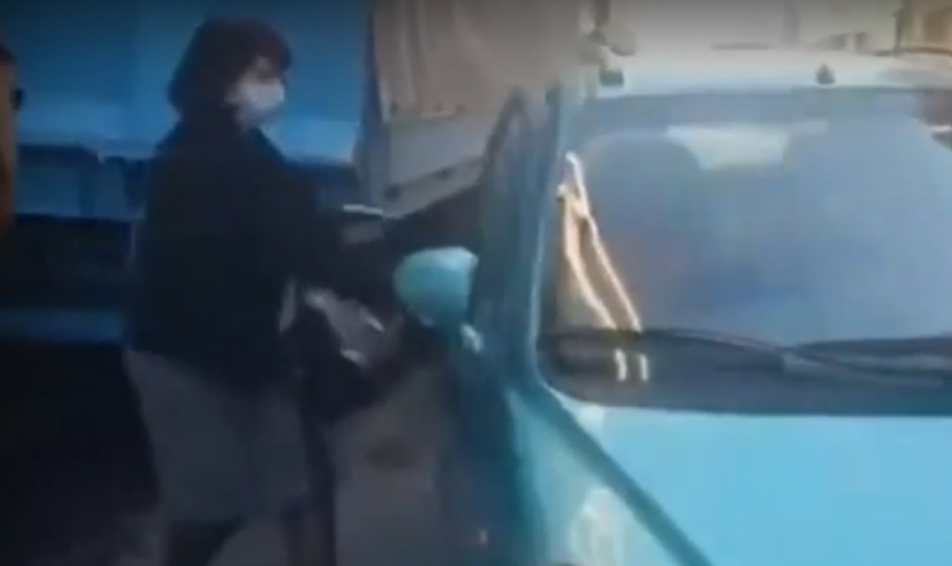Κιβωτός: Εκνευρισμένη εμφανίστηκε η πρεσβυτέρα μετά τις καταγγελίες – «Ρε άντε φύγετε από εδώ»