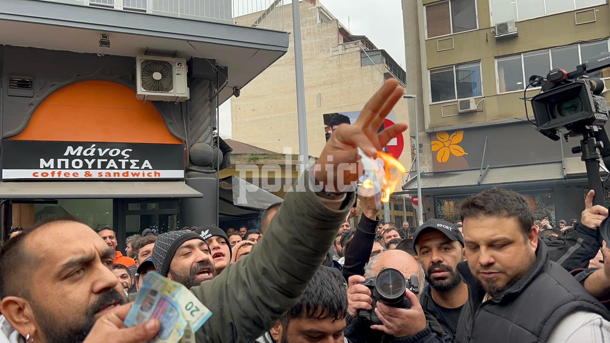 Θεσσαλονίκη – Πυροβολισμός 16χρονου: Καίνε 20ευρα οι Ρομά έξω από τα δικαστήρια (pics & vid)