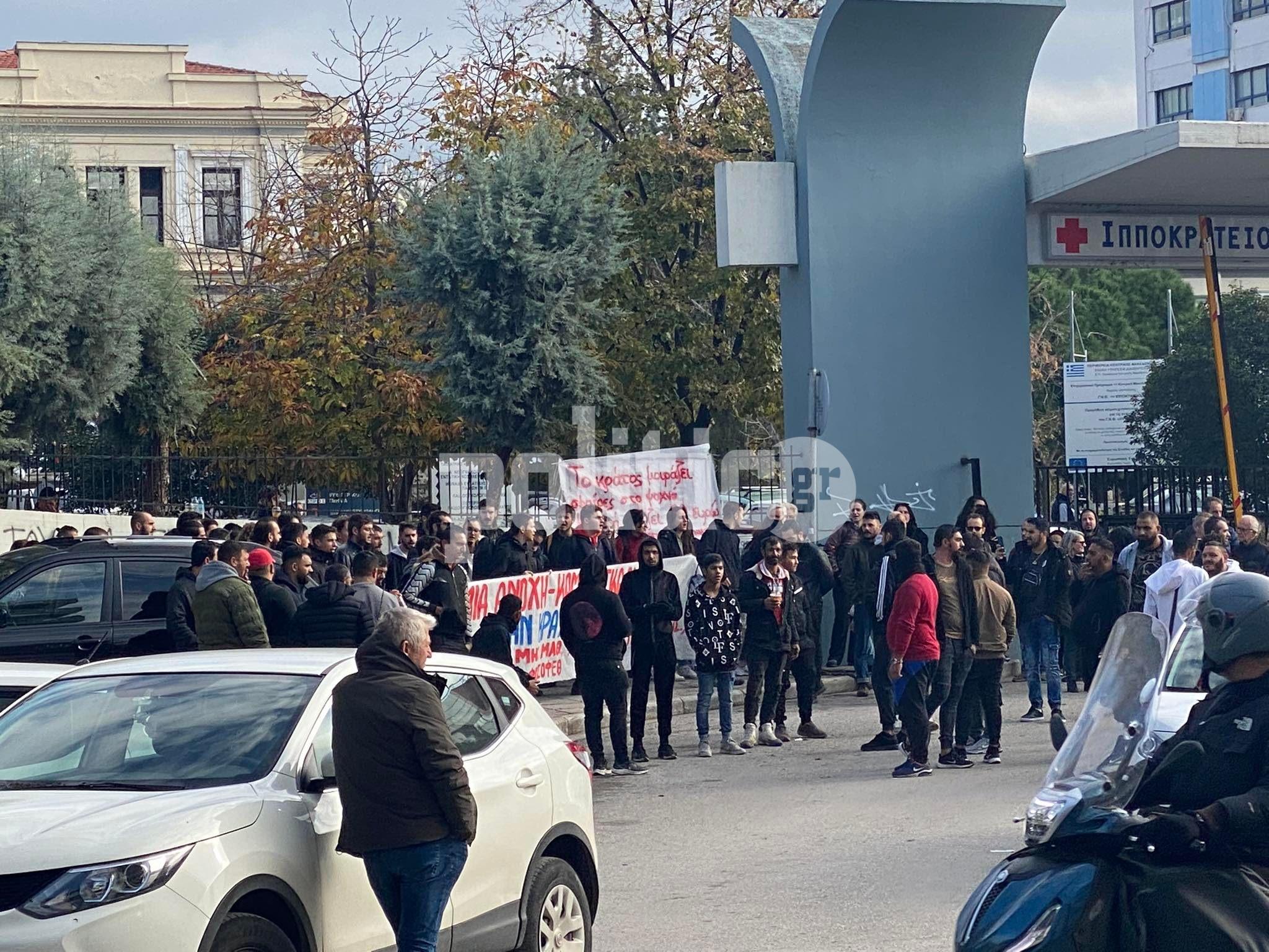 Θεσσαλονίκη ΤΩΡΑ: «Ήπιων τόνων» συγκέντρωση διαμαρτυρίας έξω από το Ιπποκράτειο για τον 16χρονο
