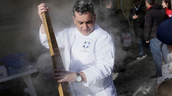 Θεσσαλονίκη: Υπαίθριο μαγειρείο στην πλ. Αριστοτέλους – 300 μερίδες φαγητού σε άπορους πρόσφερε η ΠτΔ