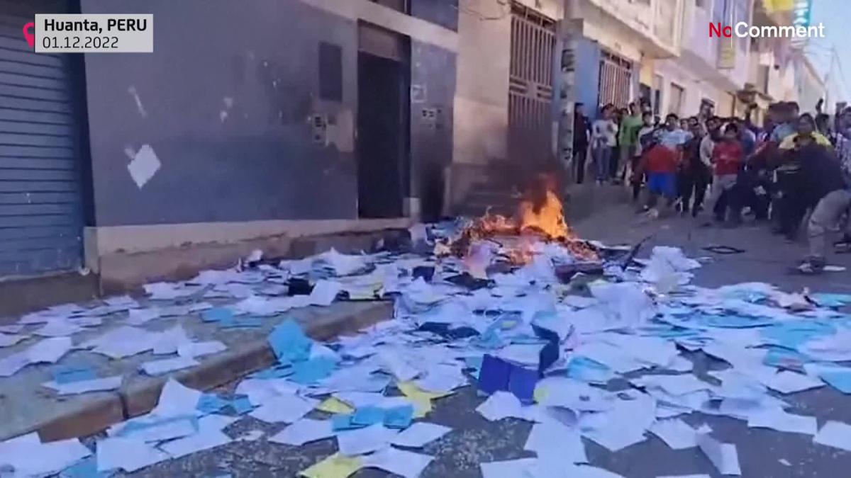 Περού: Διαδηλωτές καίνε τοπικά δικηγορικά γραφεία στην Χουάντα (vid)