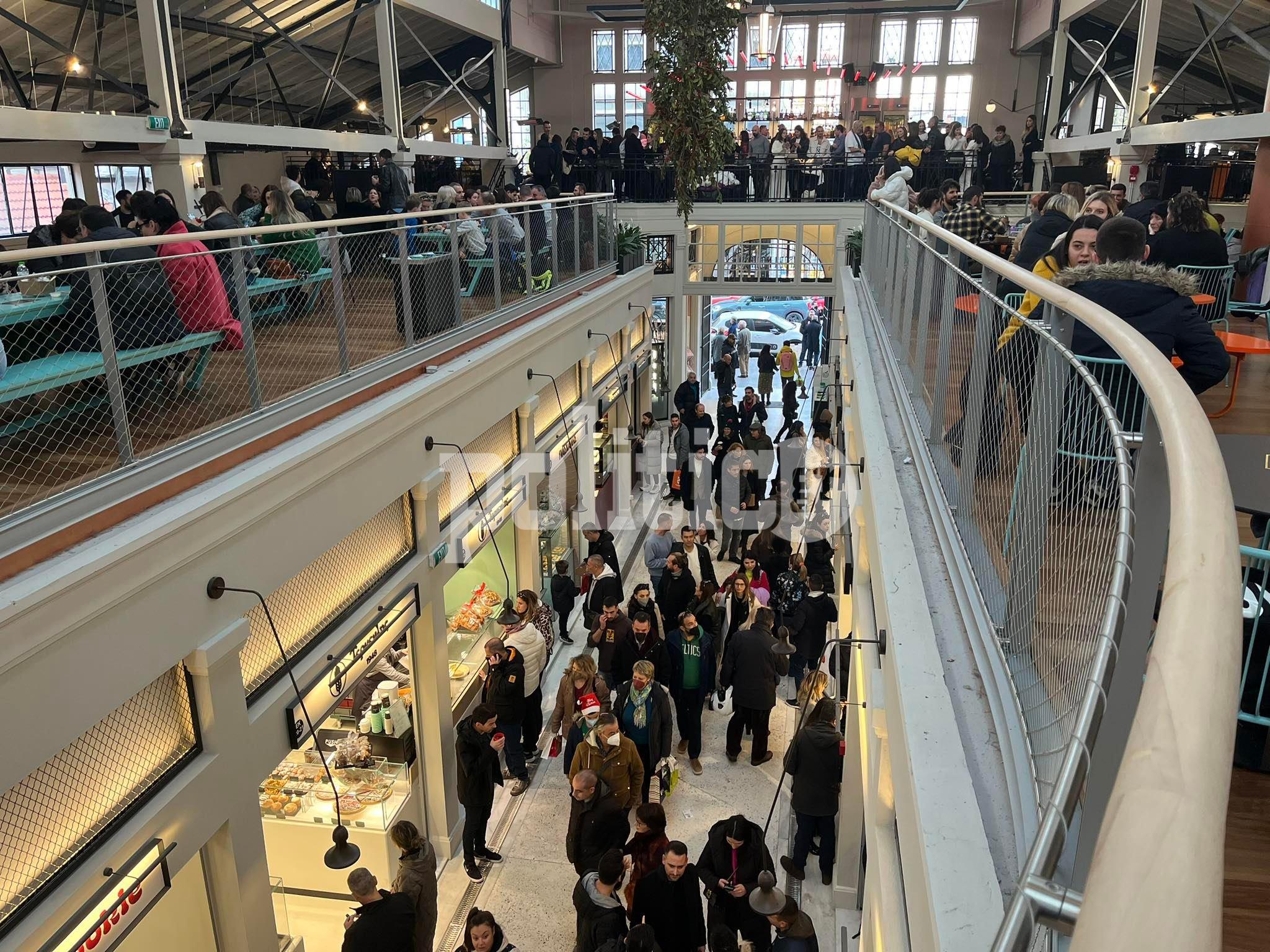 Με φαΐ και ποτό γιορτάζουν οι Θεσσαλονικείς παραμονή Χριστουγέννων – Πήραν φωτιά οι ψησταριές (pics & vid)