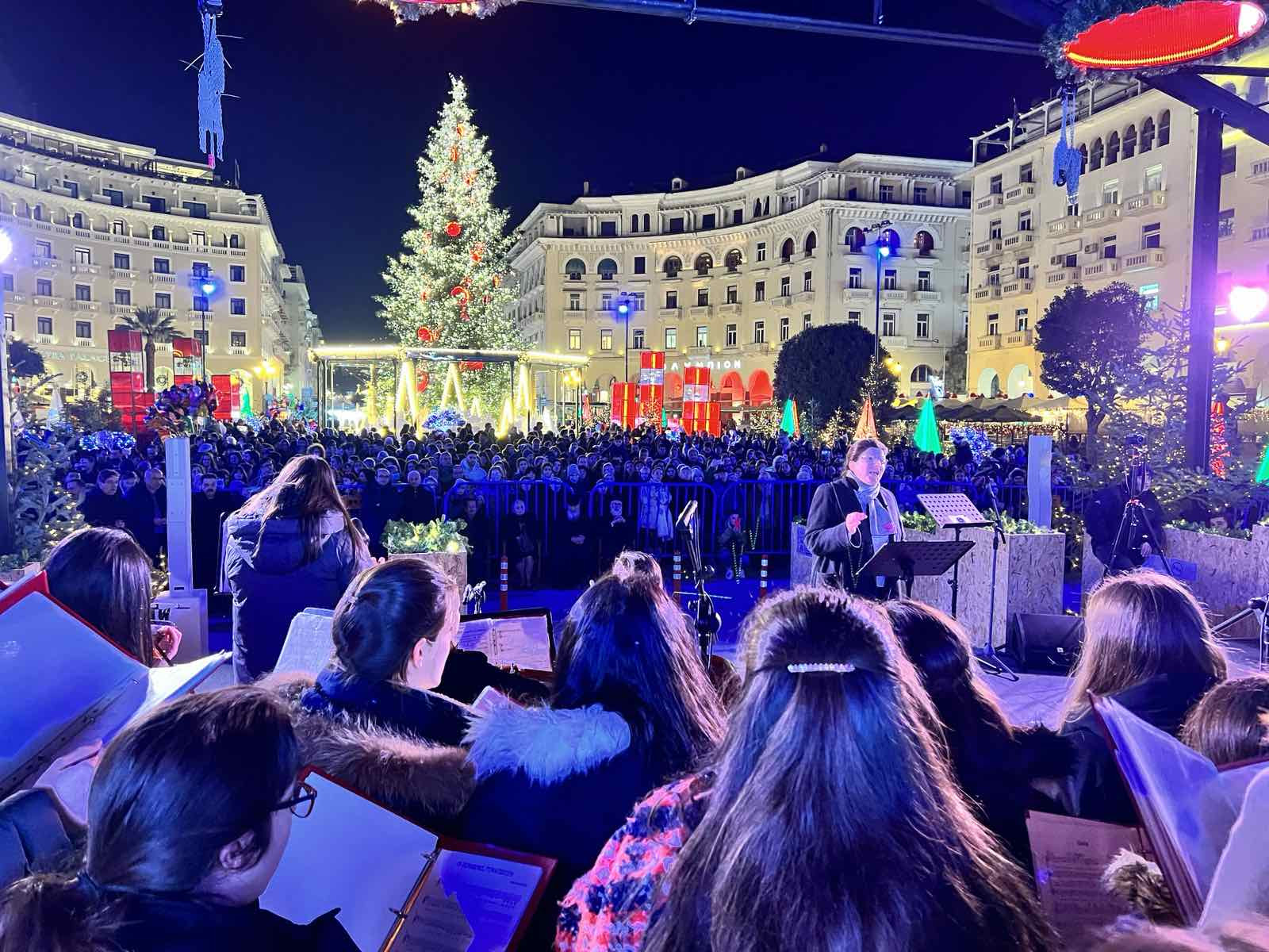 Θεσσαλονίκη: Πάνω από 750 παιδιά και νέοι τραγούδησαν χριστουγεννιάτικες μελωδίες στη γιορτινή Αριστοτέλους