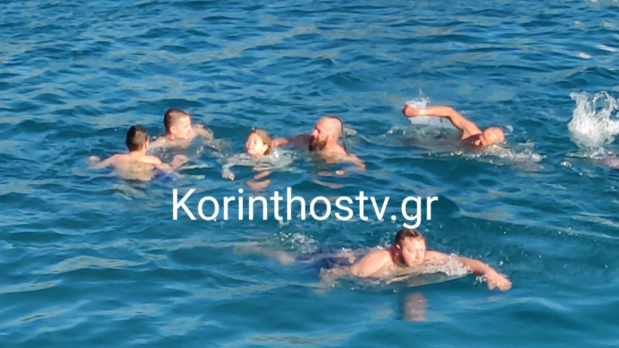 Πεντάχρονη βούτηξε μαζί με τον μπαμπά της για τον Σταυρό (vid)