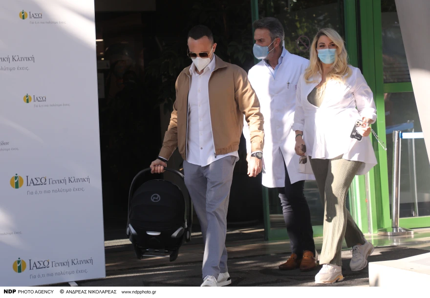 Κωνσταντίνα Σπυροπούλου: Πήρε εξιτήριο – Οι φωτογραφίες με τον σύζυγο και το νεογέννητο μωρό τους