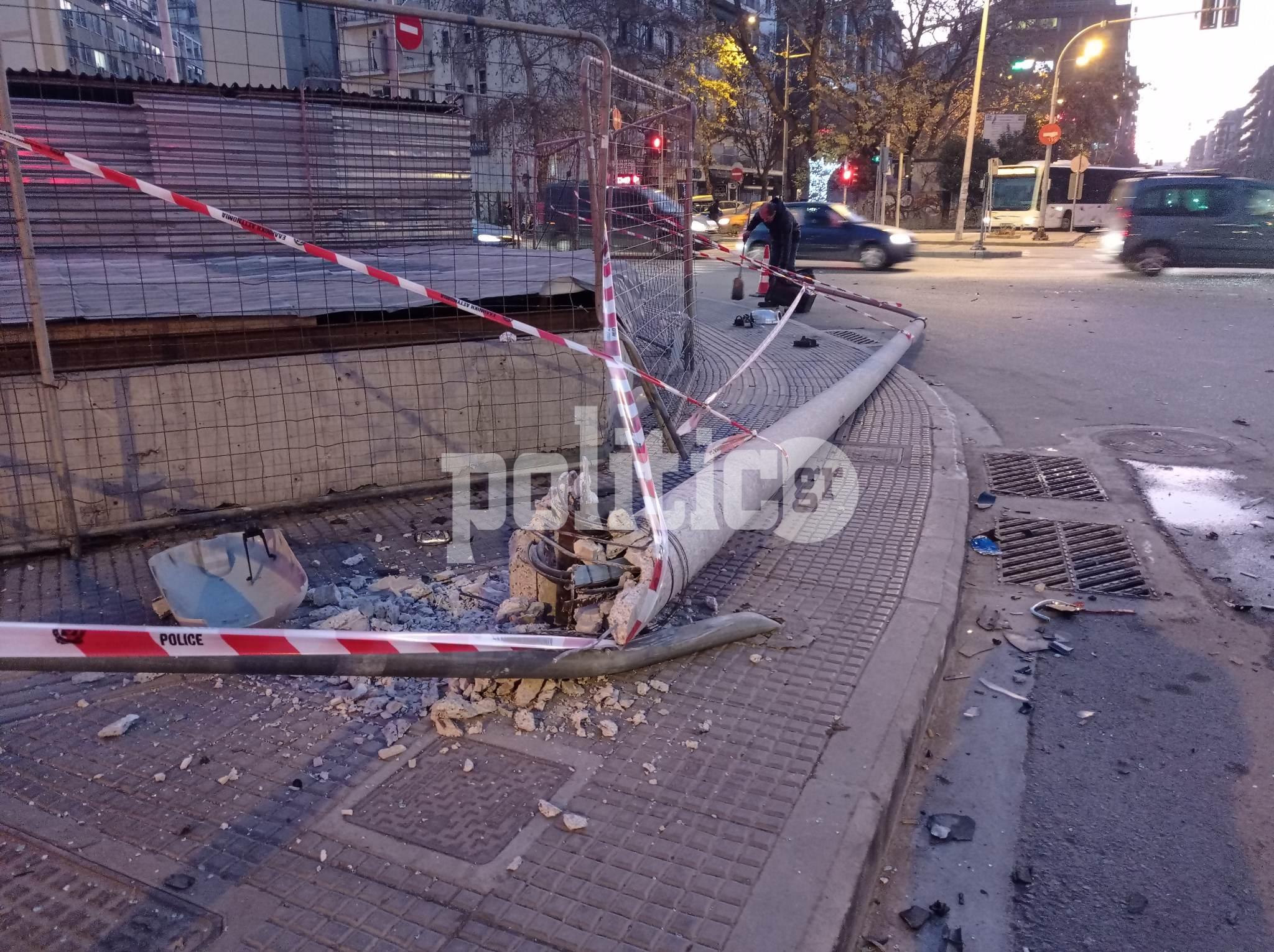 Θεσσαλονίκη: Σοβαρό τροχαίο στον Βαρδάρη – Έπεσαν σε κολόνα και έφυγαν πεζοί – Νοσηλεύονται τρεις τραυματίες