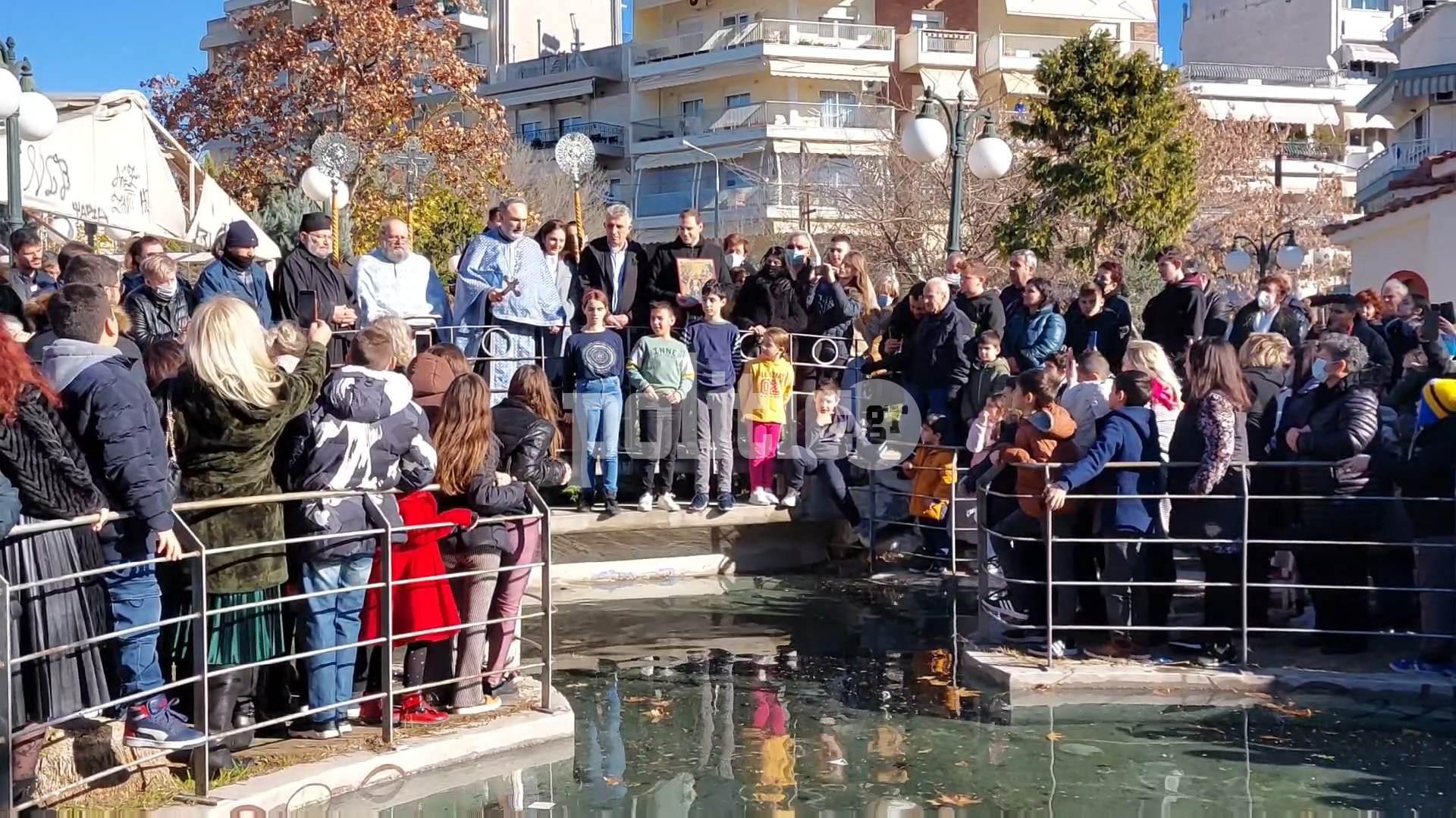 Σε «πισίνα» ο Αγιασμός των υδάτων στο Κορδελιό (pics & vid)