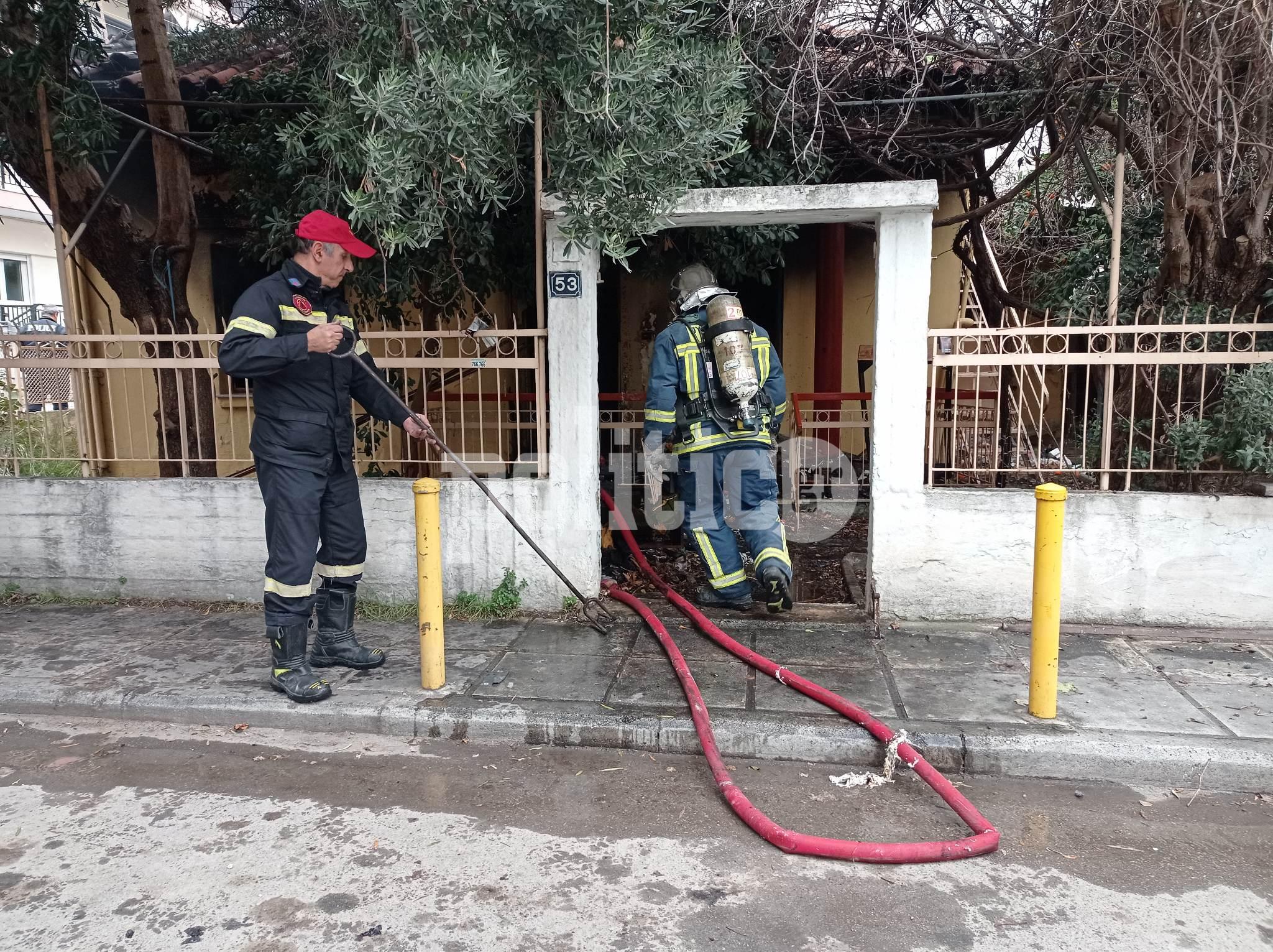 Θεσσαλονίκη: Φωτιά σε εγκαταλελειμμένη κατοικία στο Κορδελιό – «Άντρο ναρκομανών» καταγγέλλει κάτοικος (pics & vid)