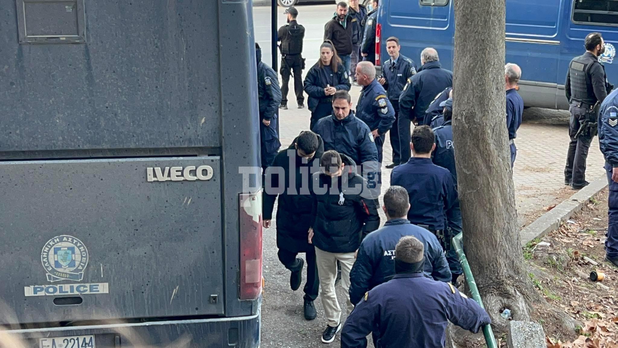 Δίκη Άλκη Καμπανού: Στα δικαστήρια οι 12 κατηγορούμενοι – «Δολοφόνοι», φώναζαν οι διαδηλωτές