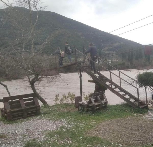 Θέρμο: Μαθητές πέρασαν από το ποτάμι διασχίζοντας αυτοσχέδια γέφυρα