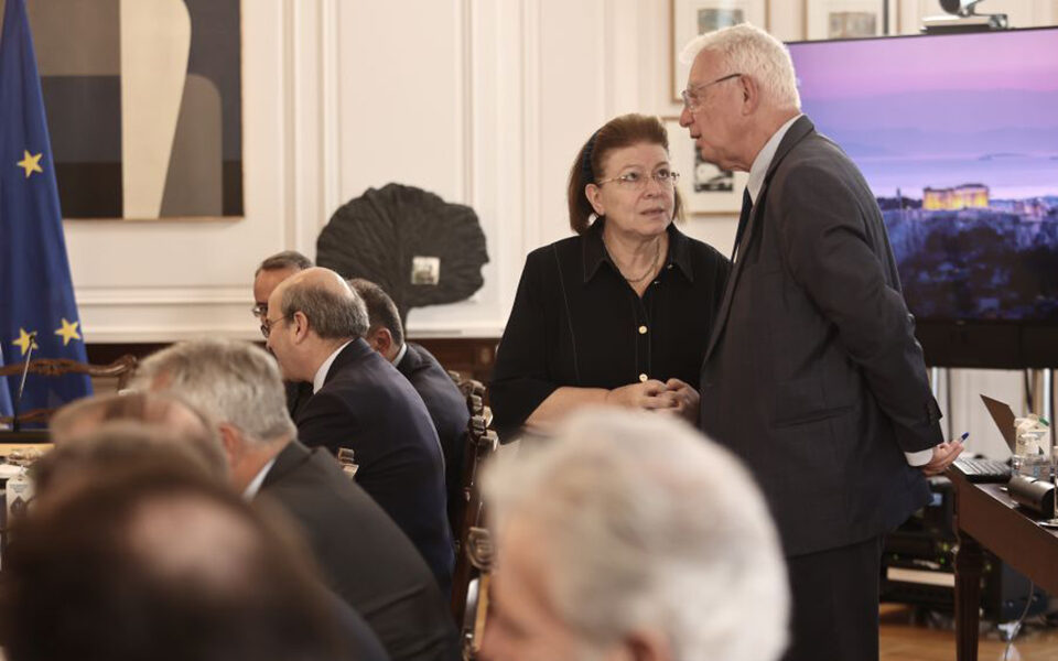 Ο Π. Πικραμένος και η Λ. Μενδώνη θα εκπροσωπήσουν την κυβέρνηση στην κηδεία του τέως βασιλιά Κωνσταντίνου