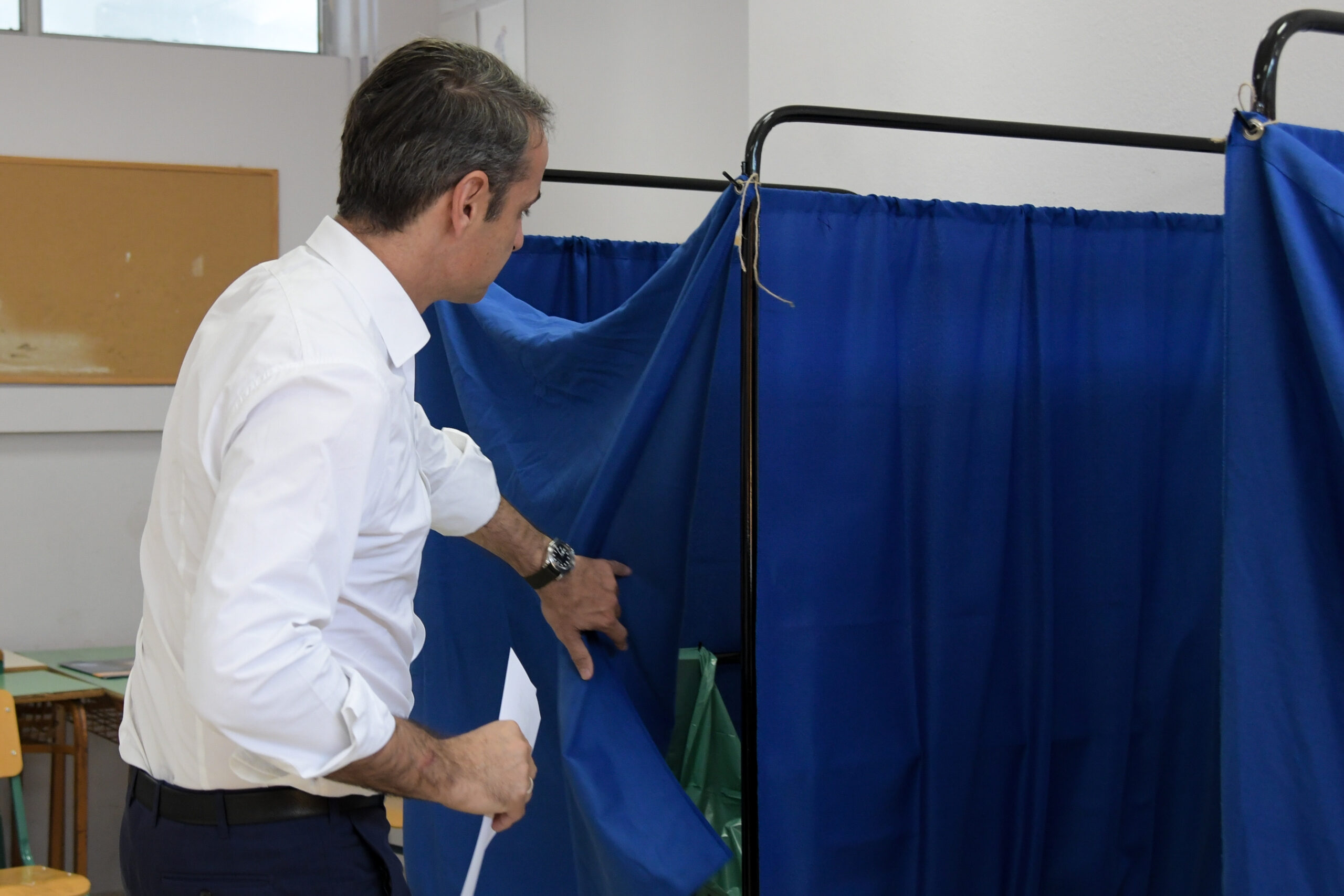Τα πολιτικά «κλειδιά» που κρίνουν το χρόνο της κάλπης