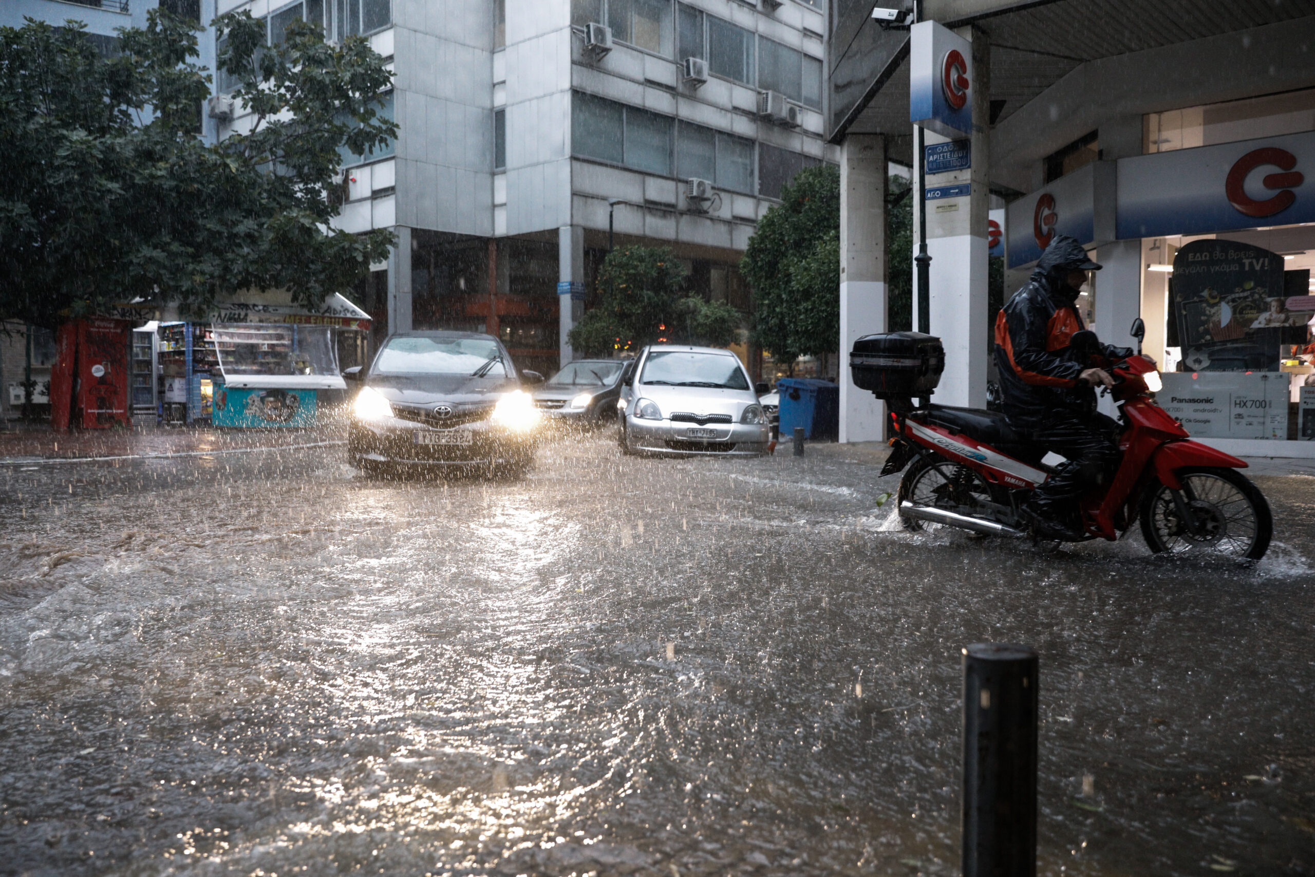 H κακοκαιρία σαρώνει την Αττική – Χαλάζι στο κέντρο της Αθήνας – Μήνυμα από 112