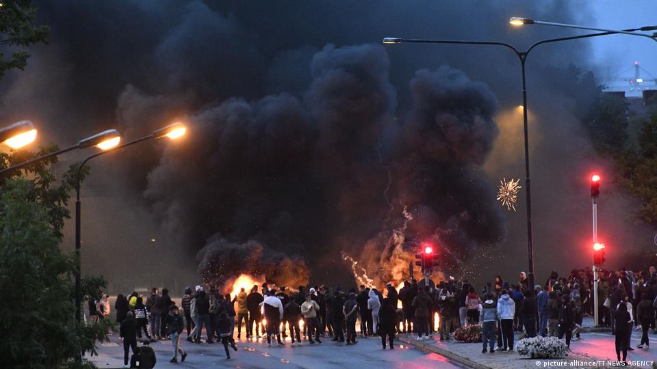 Σουηδία: Εκαψαν το Κοράνι σε διαδήλωση – Άγρια επεισόδια στο Μάλμο