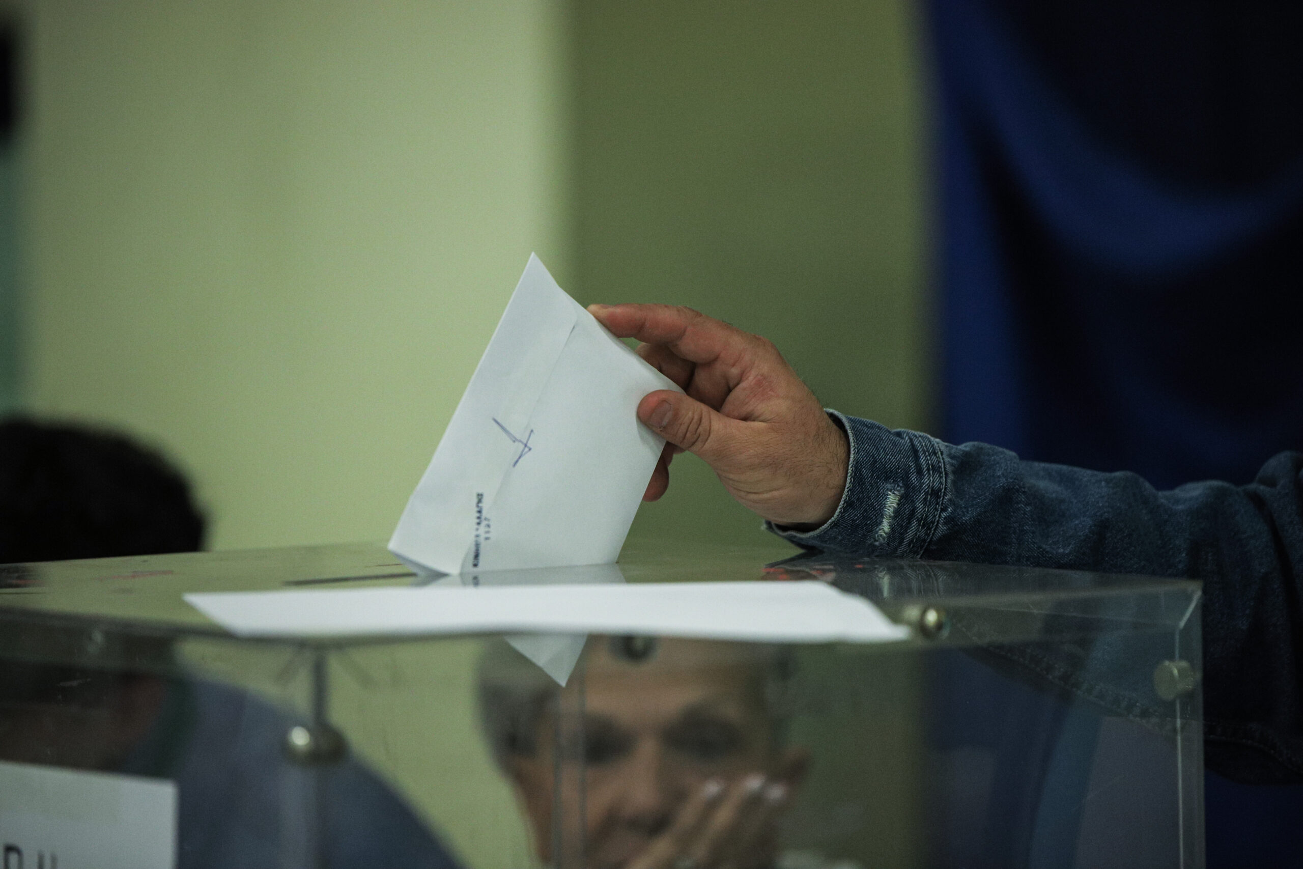 Τα «φθαρμένα πουκάμισα» της πολιτικής ήρθε η ώρα να «κλειδωθούν» οριστικά στην… ντουλάπα!