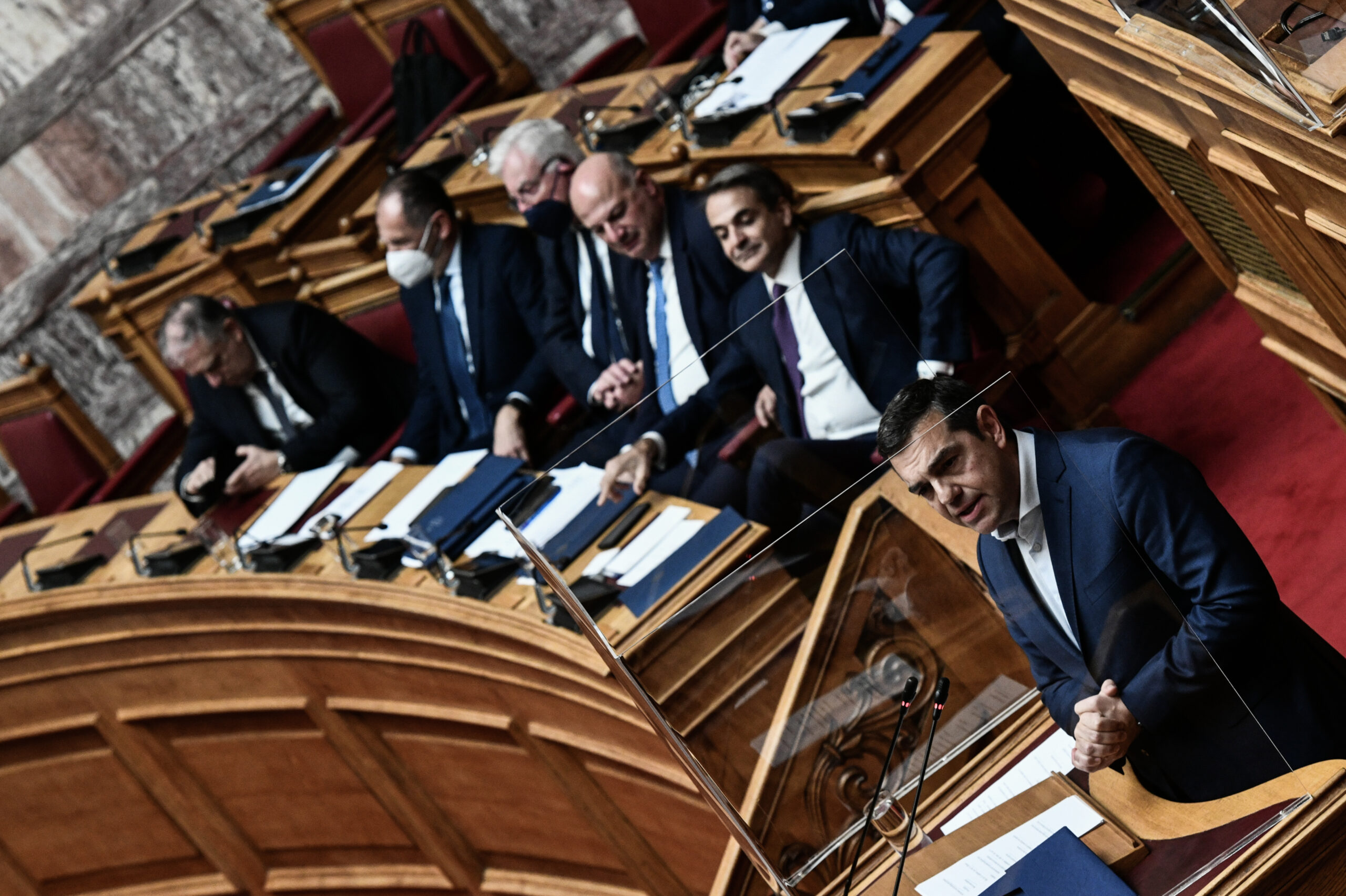 Σκληρή μονομαχία Μητσοτάκη – Τσίπρα σήμερα στη Βουλή – «Δεν θα συγκρουστούμε, αλλά θα συγκριθούμε»