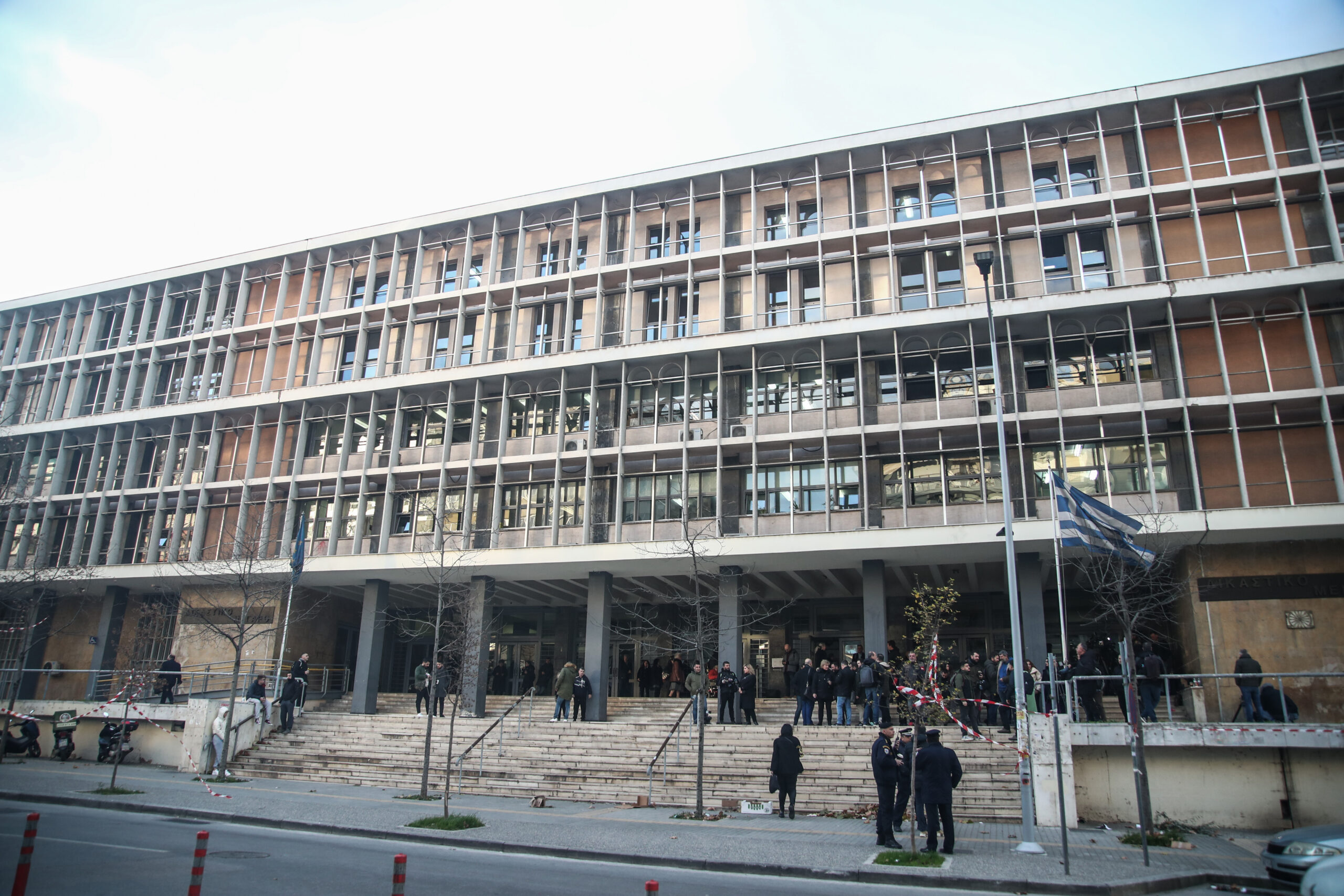«Άλκη ζωντανός για πάντα Αριανός» φώναξαν έξω από το δικαστικό Μέγαρο Θεσσαλονίκης (vid)