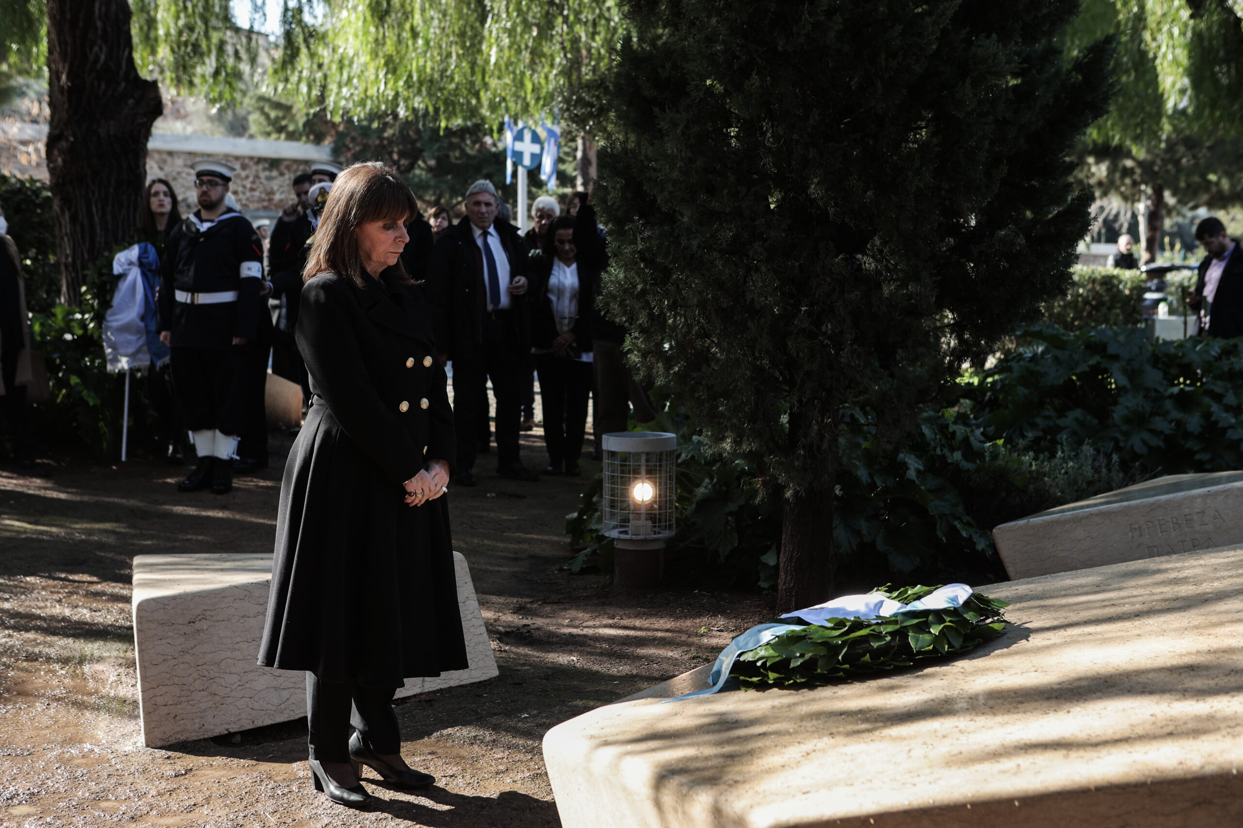 Στεφάνι στο Μνημείο του Ολοκαυτώματος κατέθεσε η Σακελλαροπούλου